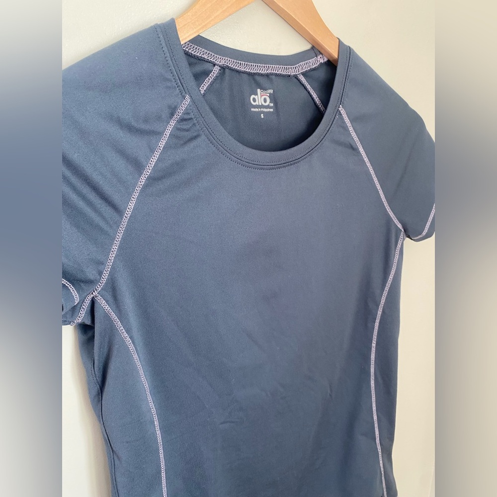 Alo Yoga CoolFit Moisture Wicking Athletic Tee Size S High Intensity Training - Picture 2 of 8